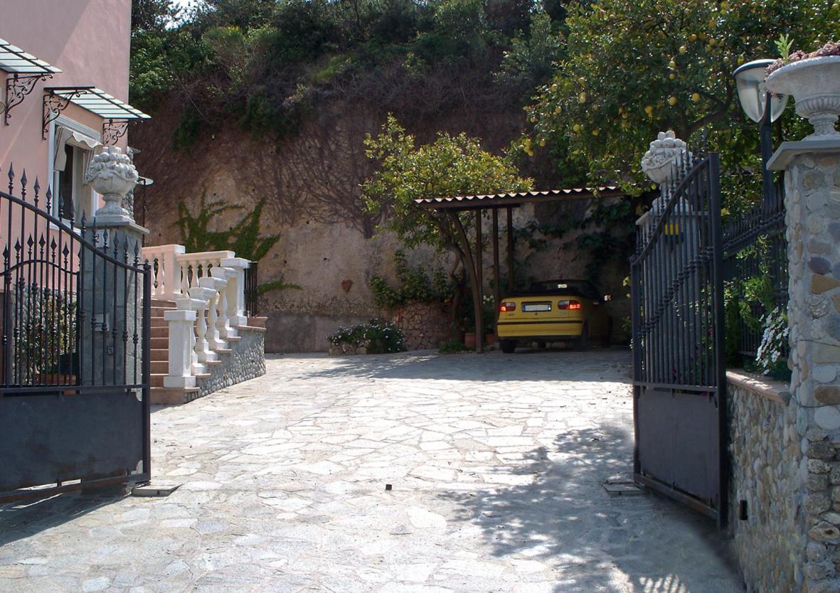 La Tana Del Tasso Ventimiglia Bed & Breakfast Exterior foto